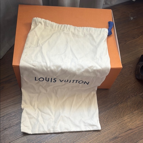 Louis Vuitton Black High Heels with Glossy Finish - Picture 5 of 8